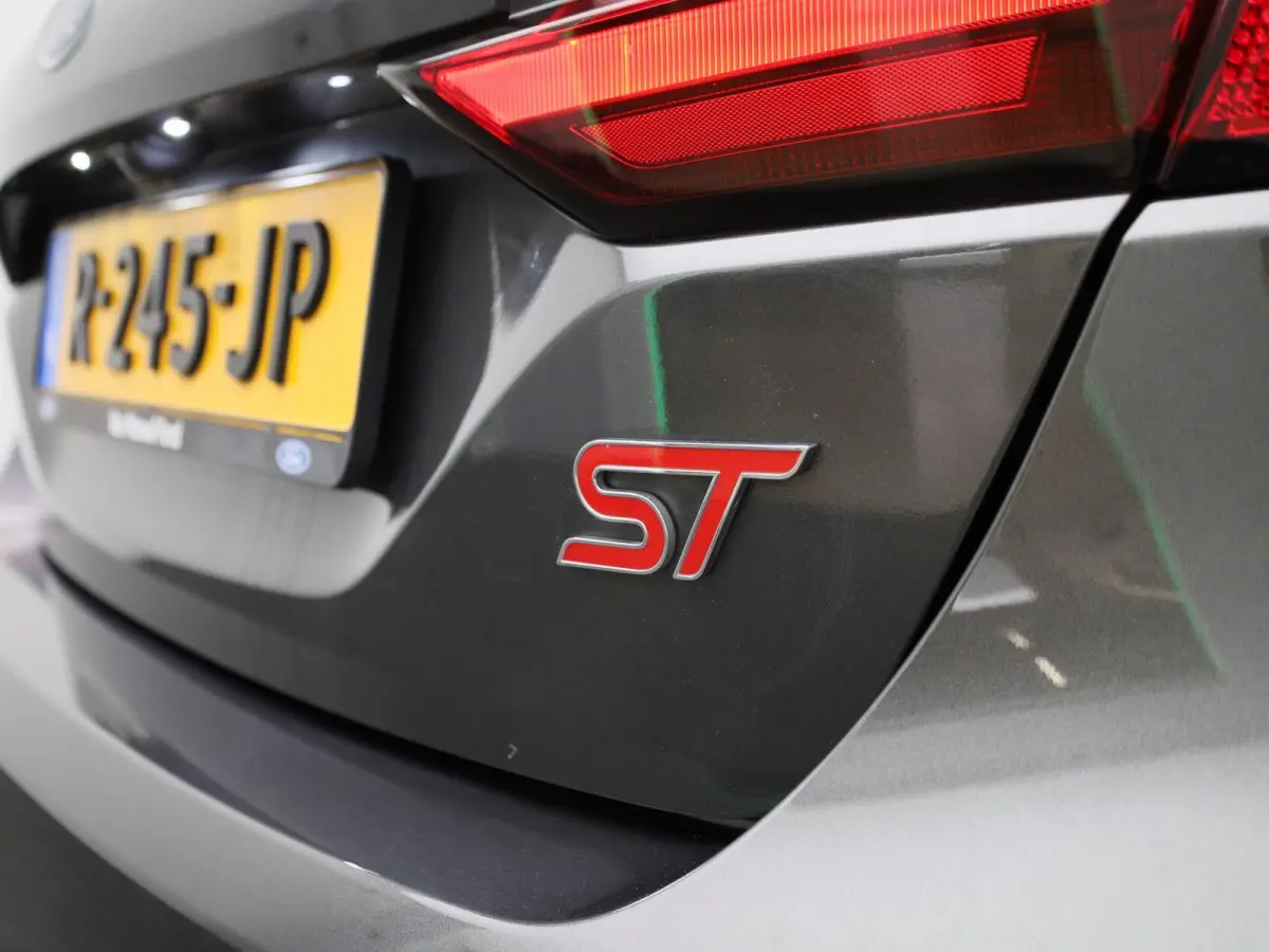 1.5 Ecoboost ST-X | 200 pk | Sportstoelen | Performance Pack | Winter Pack | LED