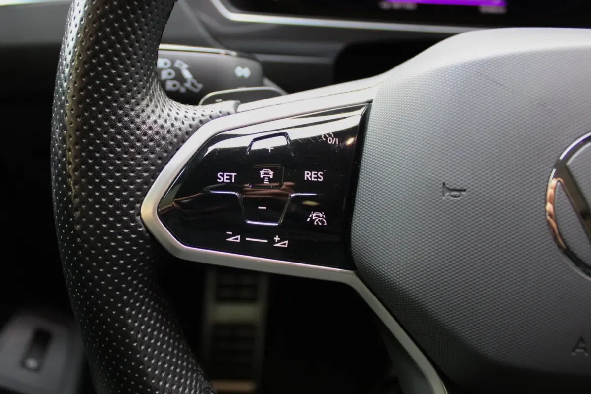 1.5 TSI R-Line Business+ PANO HUD LEER 360 CAM MATRIX