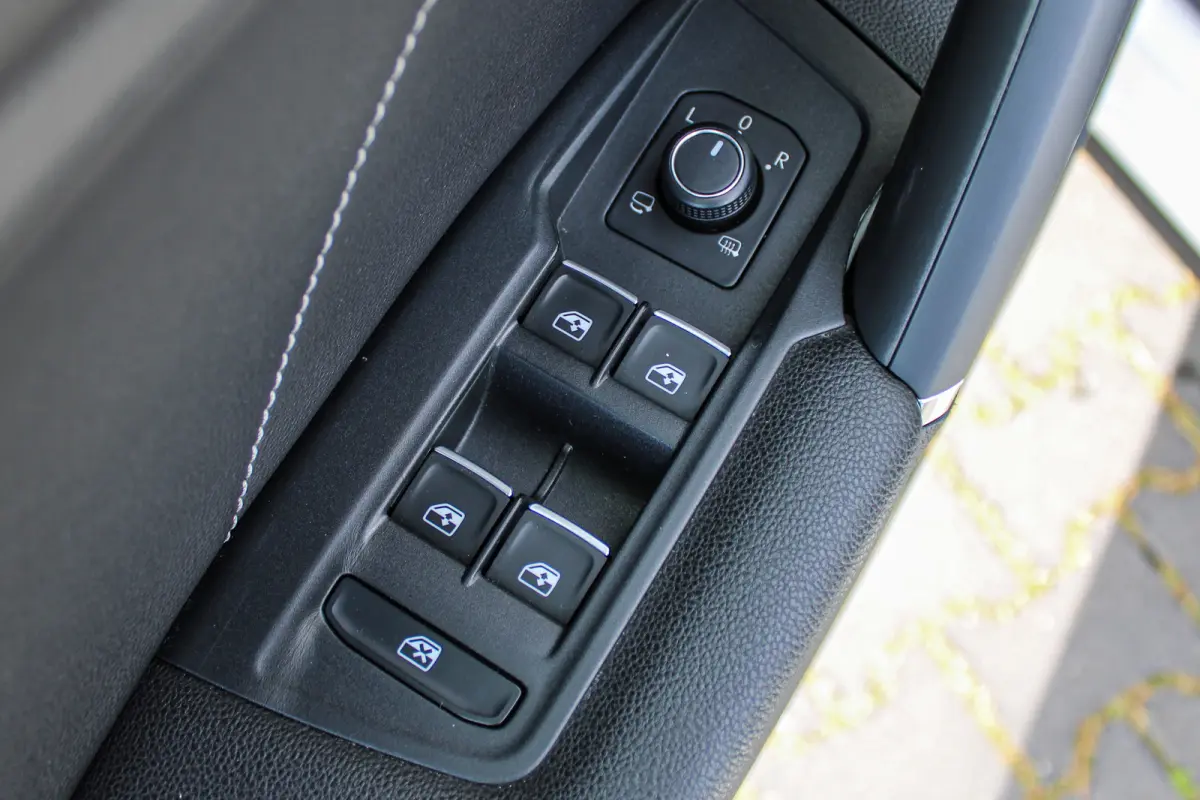 1.5 TSI R-Line Business+ PANO HUD LEER 360 CAM MATRIX