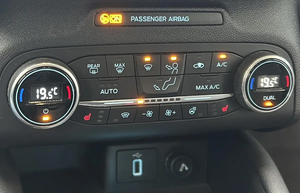 1.0 EcoBoost Titanium Business 125PK | Nette Staat | Trekhaak | B&O Audio | Elektrische Achterklep | Achteruitrijcamera | Parkeersensoren voor en achter | Stuurverwarming | Voorruitverwarmin