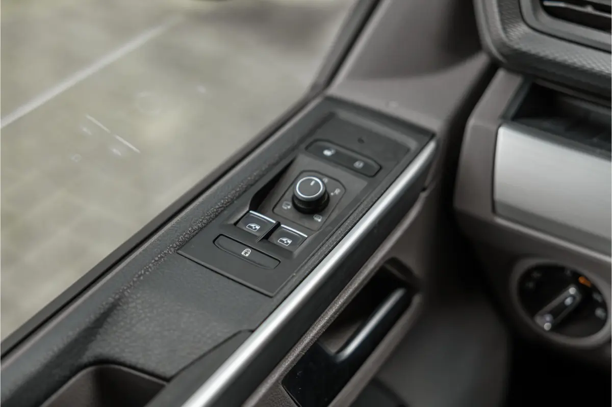 2.0 TDI L2H1 Bulli DC | Virtual | Discover Pro | ACC | Bi-Xenon | Camera | Navigatie | Trekhaak | Stoelverwarming | DAB | Orig. NL auto | Nieuwe APK
