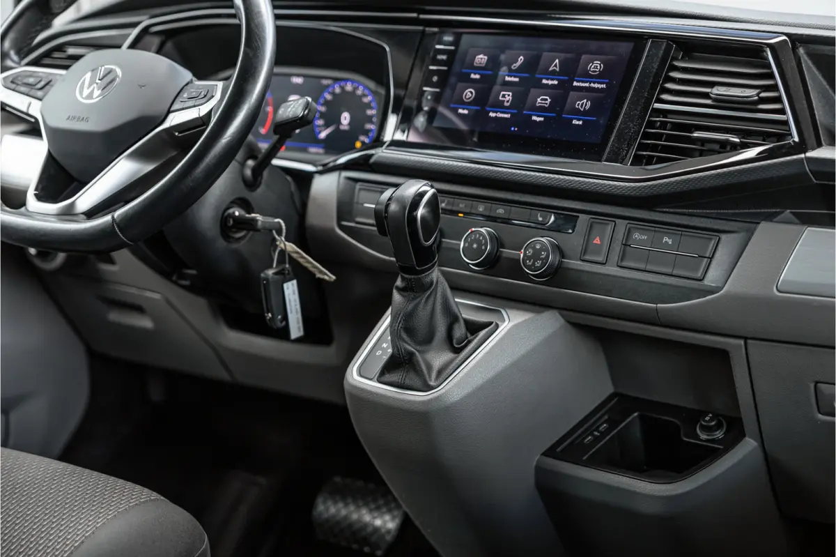 2.0 TDI L2H1 Bulli DC | Virtual | Discover Pro | ACC | Bi-Xenon | Camera | Navigatie | Trekhaak | Stoelverwarming | DAB | Orig. NL auto | Nieuwe APK