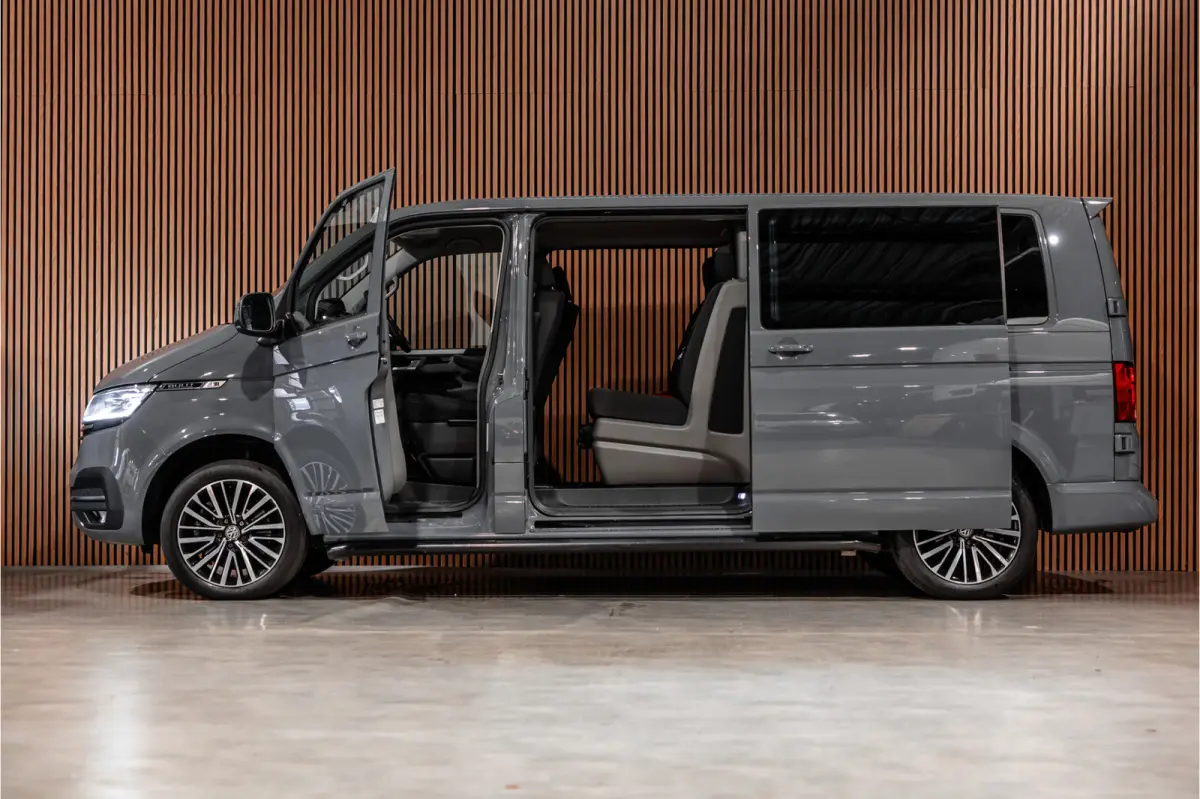 2.0 TDI L2H1 Bulli DC | Virtual | Discover Pro | ACC | Bi-Xenon | Camera | Navigatie | Trekhaak | Stoelverwarming | DAB | Orig. NL auto | Nieuwe APK