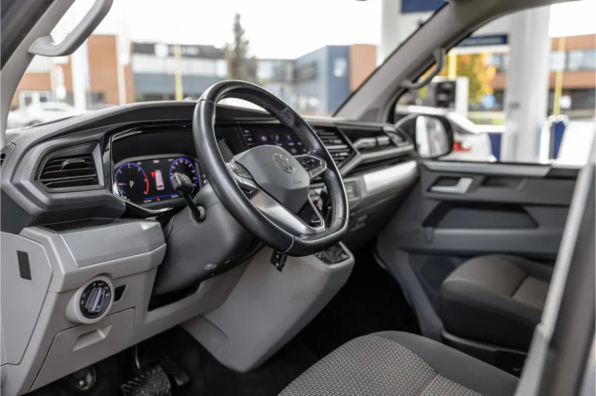 2.0 TDI L2H1 Bulli DC | Virtual | Discover Pro | ACC | Bi-Xenon | Camera | Navigatie | Trekhaak | Stoelverwarming | DAB | Orig. NL auto | Nieuwe APK