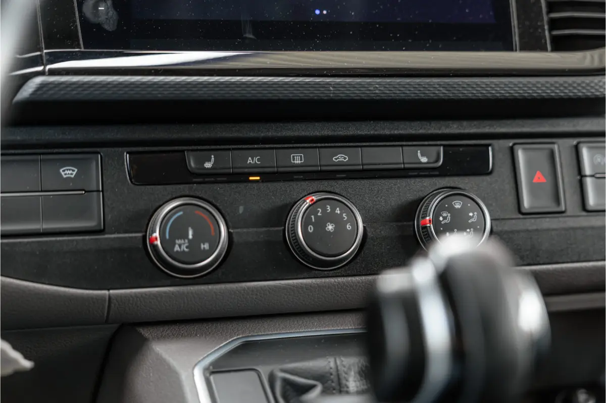 2.0 TDI L2H1 Bulli DC | Virtual | Discover Pro | ACC | Bi-Xenon | Camera | Navigatie | Trekhaak | Stoelverwarming | DAB | Orig. NL auto | Nieuwe APK