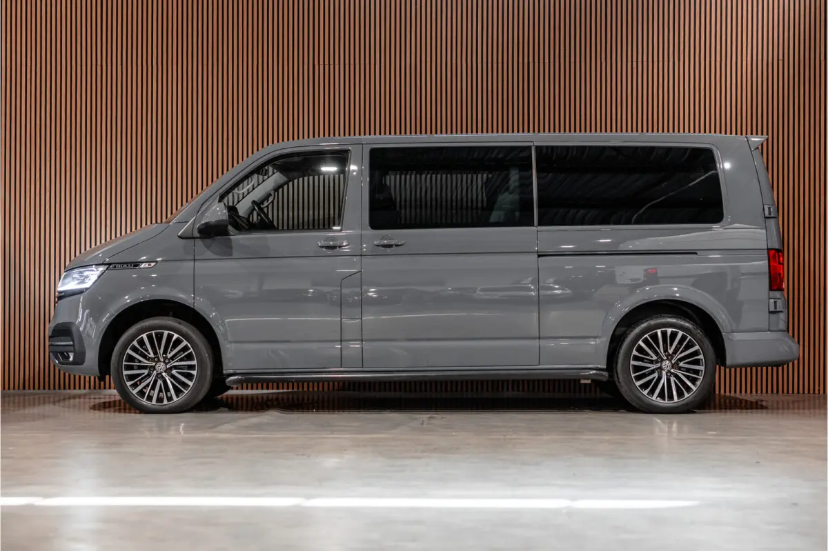 2.0 TDI L2H1 Bulli DC | Virtual | Discover Pro | ACC | Bi-Xenon | Camera | Navigatie | Trekhaak | Stoelverwarming | DAB | Orig. NL auto | Nieuwe APK