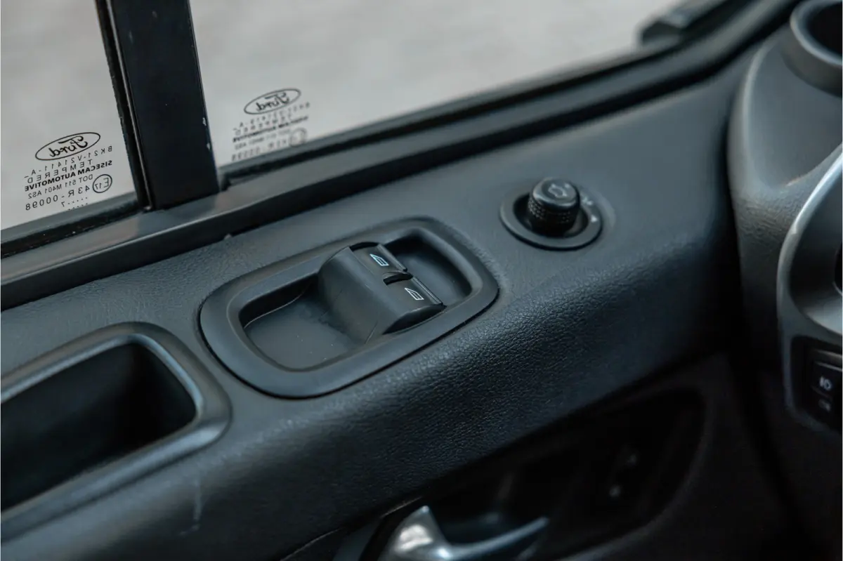 290 2.0 TDCI L2H1 | Cruise control | Airco | Trekhaak | PDC | Imperiaal | Orig. NL auto | Euro 6 | Nieuwe APK