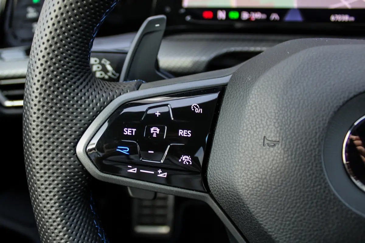 2.0 TSI R 4Motion PANO HUD LEER H&K AKRA BTW