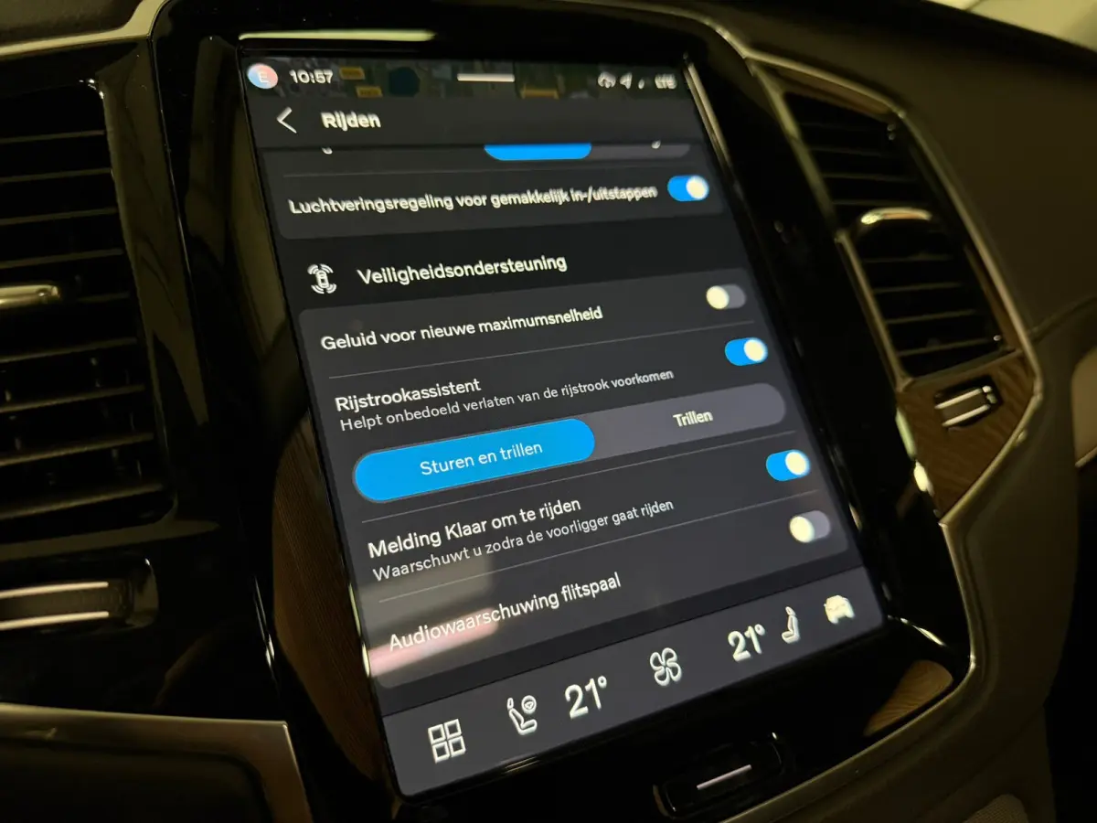 T8 AWD Recharge Plus Bright | Luchtvering | Trekhaak | 360 Camera | Harman Kardon | 455pk | Adaptieve Cruise Control | Stoelverwarming voor+achter | Stuurwielverwarming | Schuifdak | Full LE