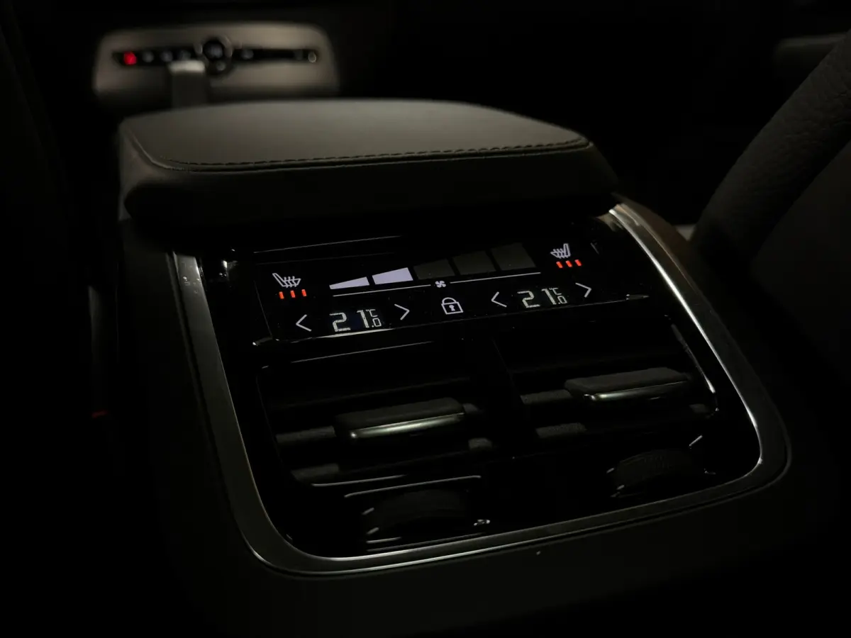 T8 AWD Recharge Plus Bright | Luchtvering | Trekhaak | 360 Camera | Harman Kardon | 455pk | Adaptieve Cruise Control | Stoelverwarming voor+achter | Stuurwielverwarming | Schuifdak | Full LE