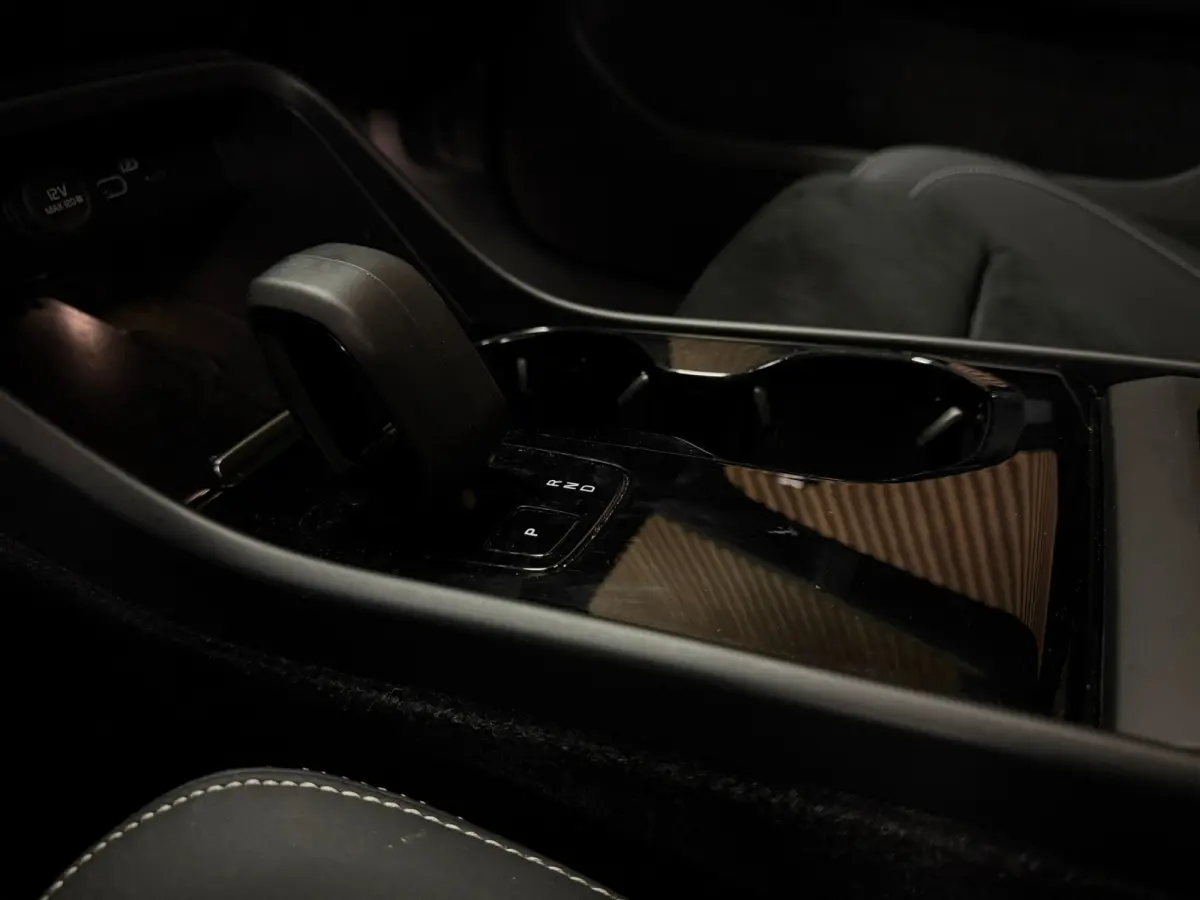 Plus 70 kWh | 96% SoH | All-season banden | Adaptieve Cruise Control | Stoel en Stuurwielverwarming | Parkeercamera | BLIS Blind Spot Information System | Pilot Assist | 19 Inch | R-Design m