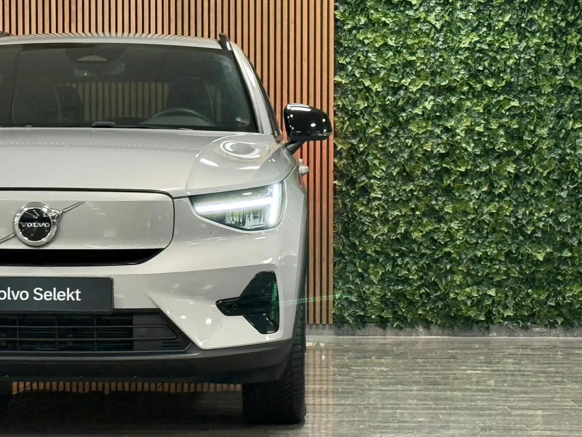Plus 70 kWh | 96% SoH | All-season banden | Adaptieve Cruise Control | Stoel en Stuurwielverwarming | Parkeercamera | BLIS Blind Spot Information System | Pilot Assist | 19 Inch | R-Design m