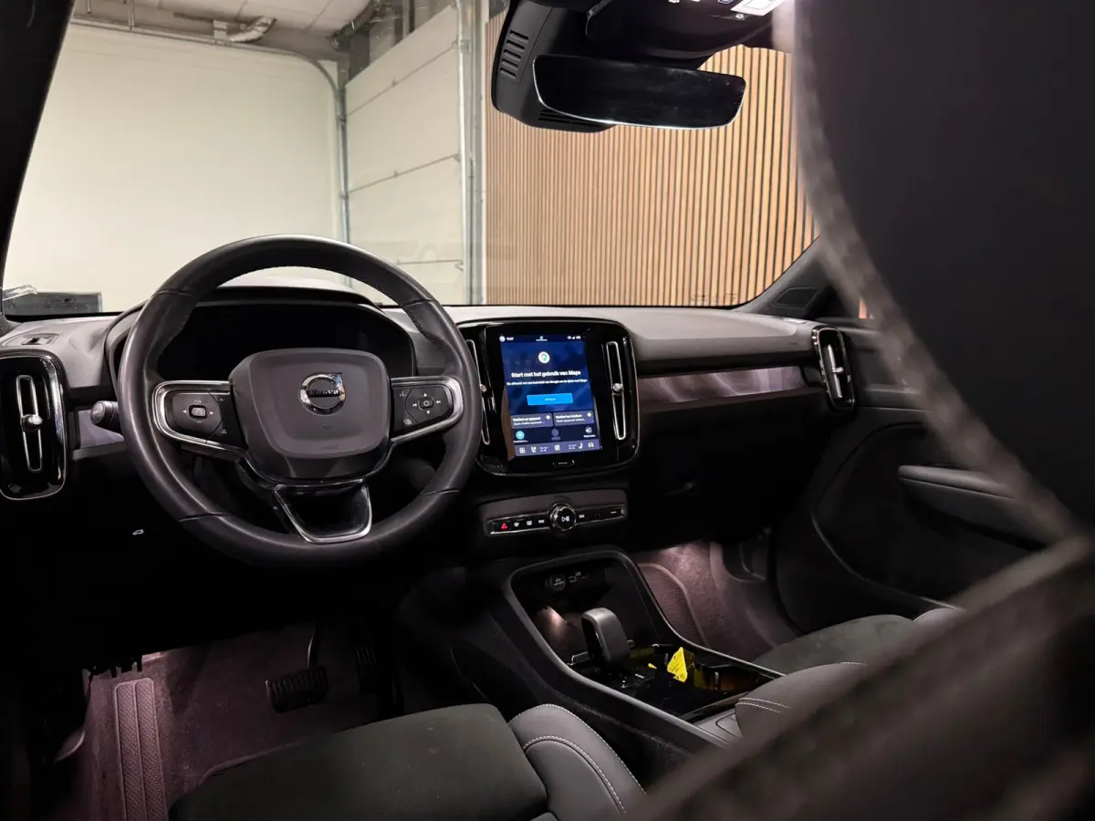 Plus 70 kWh | 96% SoH | All-season banden | Adaptieve Cruise Control | Stoel en Stuurwielverwarming | Parkeercamera | BLIS Blind Spot Information System | Pilot Assist | 19 Inch | R-Design m