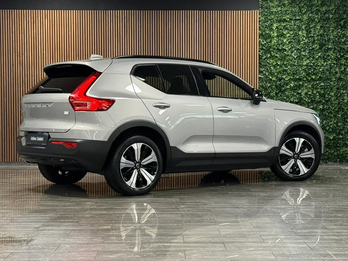 Plus 70 kWh | 96% SoH | All-season banden | Adaptieve Cruise Control | Stoel en Stuurwielverwarming | Parkeercamera | BLIS Blind Spot Information System | Pilot Assist | 19 Inch | R-Design m