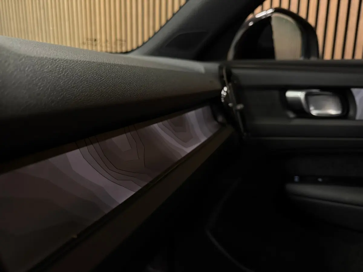 Plus 70 kWh | 96% SoH | All-season banden | Adaptieve Cruise Control | Stoel en Stuurwielverwarming | Parkeercamera | BLIS Blind Spot Information System | Pilot Assist | 19 Inch | R-Design m