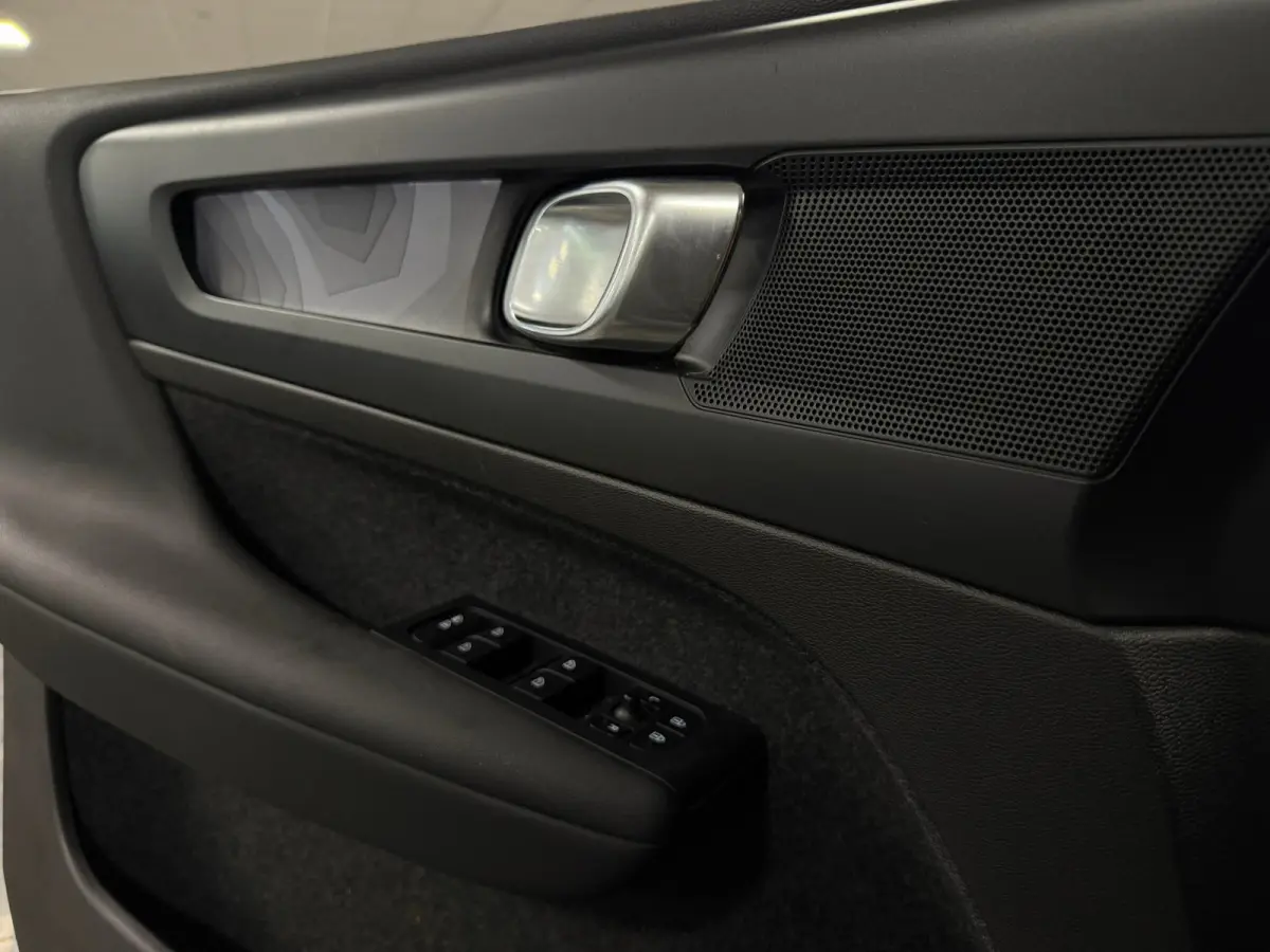 Plus 70 kWh | 96% SoH | All-season banden | Adaptieve Cruise Control | Stoel en Stuurwielverwarming | Parkeercamera | BLIS Blind Spot Information System | Pilot Assist | 19 Inch | R-Design m