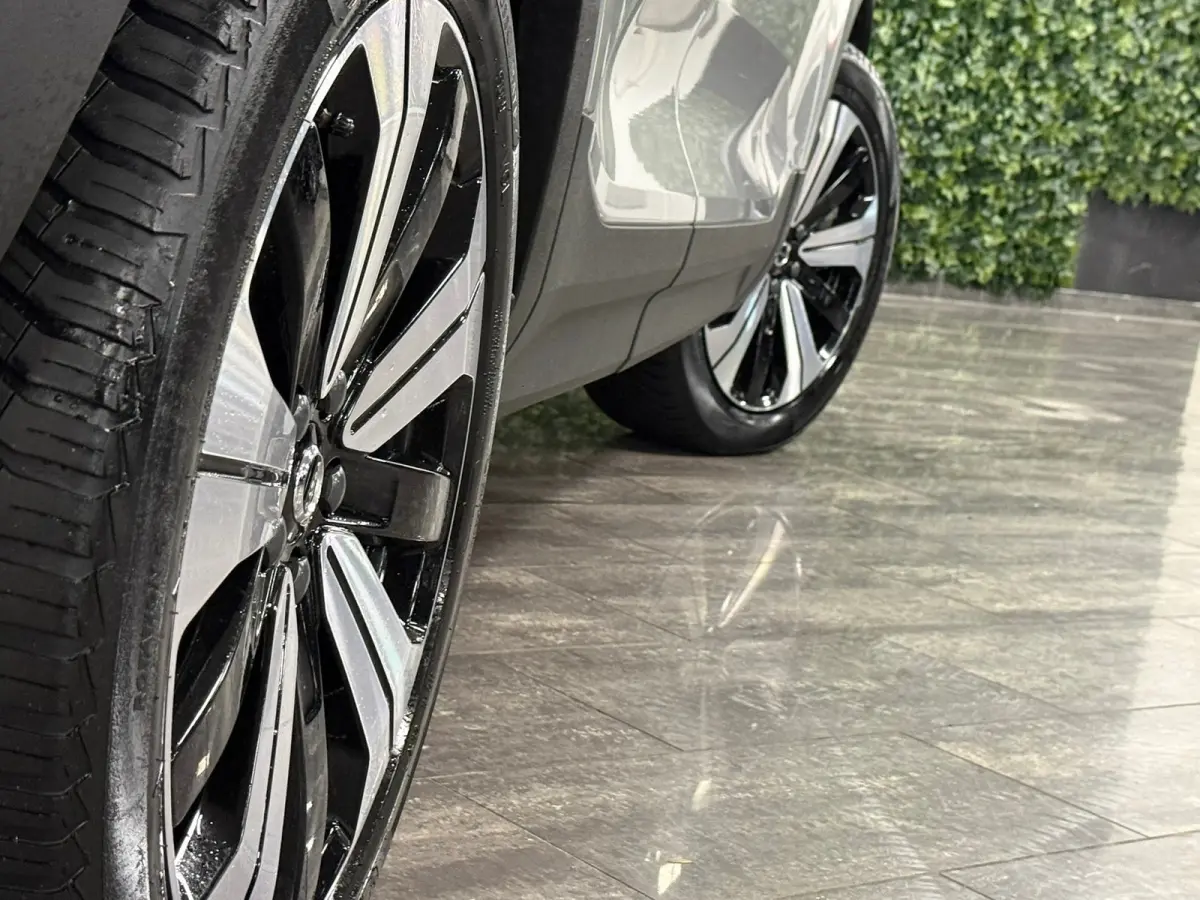 Plus 70 kWh | 96% SoH | All-season banden | Adaptieve Cruise Control | Stoel en Stuurwielverwarming | Parkeercamera | BLIS Blind Spot Information System | Pilot Assist | 19 Inch | R-Design m