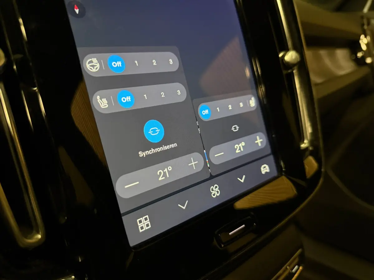 Plus 70 kWh | 96% SoH | All-season banden | Adaptieve Cruise Control | Stoel en Stuurwielverwarming | Parkeercamera | BLIS Blind Spot Information System | Pilot Assist | 19 Inch | R-Design m