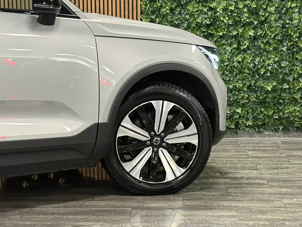 Plus 70 kWh | 96% SoH | All-season banden | Adaptieve Cruise Control | Stoel en Stuurwielverwarming | Parkeercamera | BLIS Blind Spot Information System | Pilot Assist | 19 Inch | R-Design m