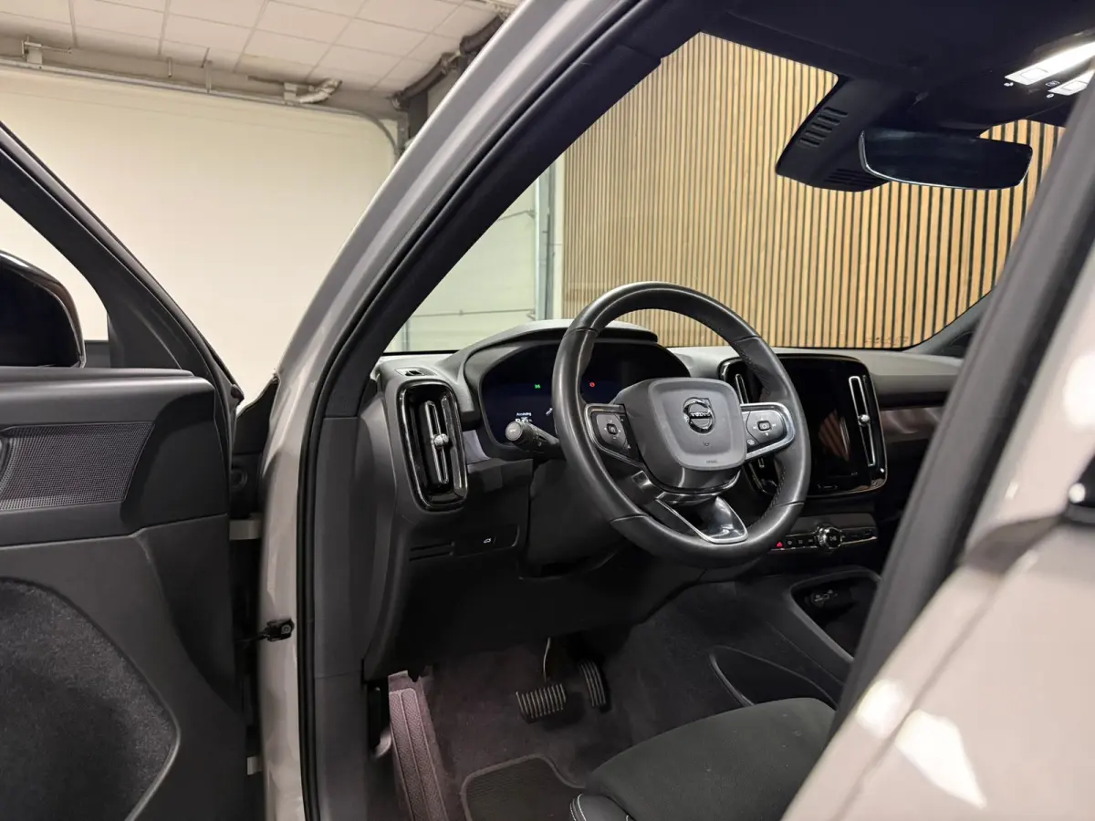 Plus 70 kWh | 96% SoH | All-season banden | Adaptieve Cruise Control | Stoel en Stuurwielverwarming | Parkeercamera | BLIS Blind Spot Information System | Pilot Assist | 19 Inch | R-Design m
