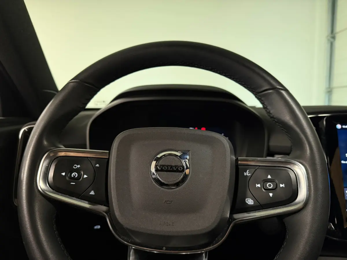 Plus 70 kWh | 96% SoH | All-season banden | Adaptieve Cruise Control | Stoel en Stuurwielverwarming | Parkeercamera | BLIS Blind Spot Information System | Pilot Assist | 19 Inch | R-Design m