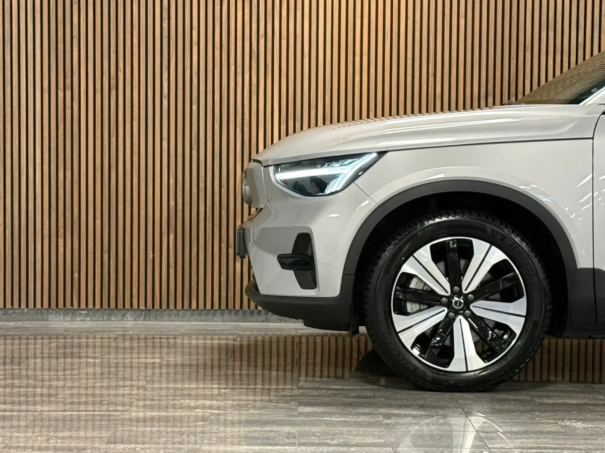 Plus 70 kWh | 96% SoH | All-season banden | Adaptieve Cruise Control | Stoel en Stuurwielverwarming | Parkeercamera | BLIS Blind Spot Information System | Pilot Assist | 19 Inch | R-Design m