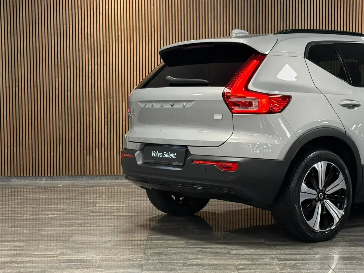 Plus 70 kWh | 96% SoH | All-season banden | Adaptieve Cruise Control | Stoel en Stuurwielverwarming | Parkeercamera | BLIS Blind Spot Information System | Pilot Assist | 19 Inch | R-Design m