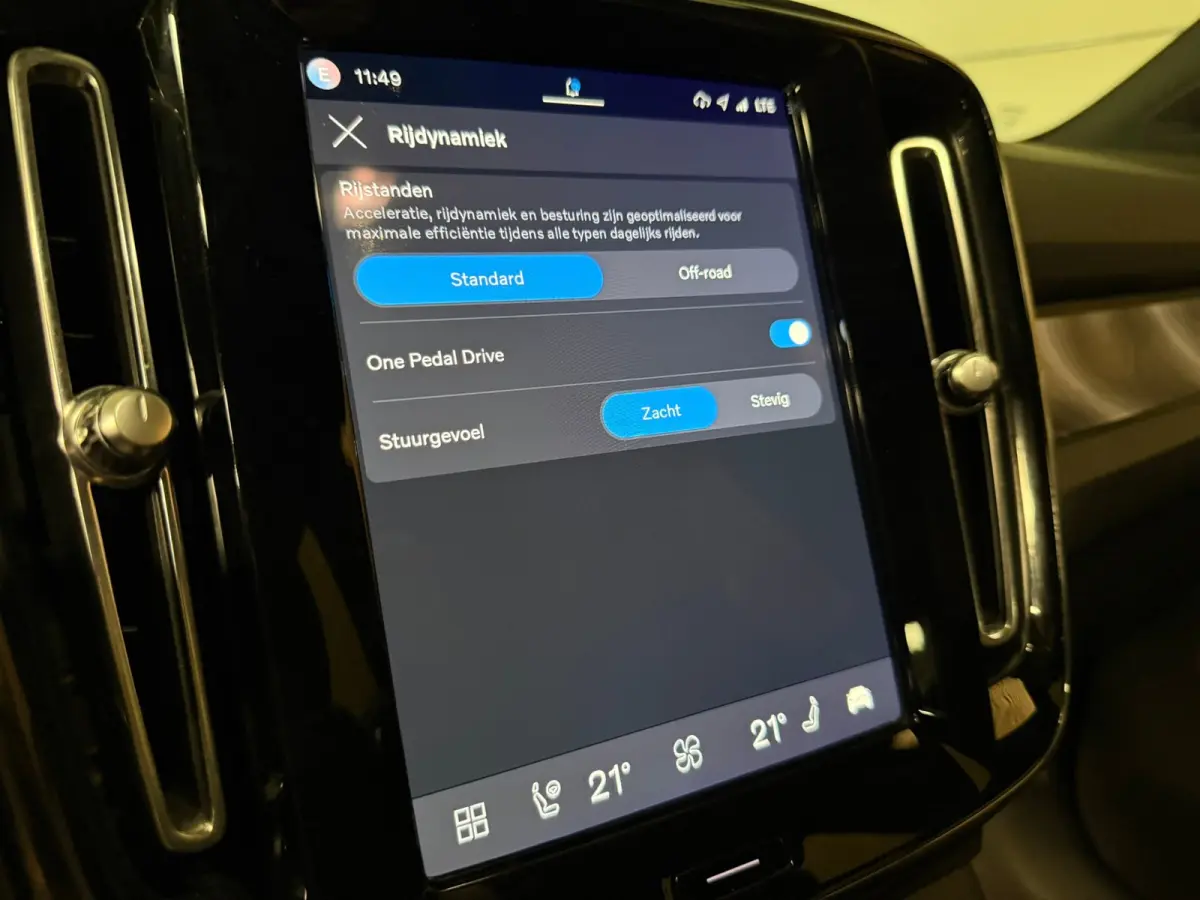 Plus 70 kWh | 96% SoH | All-season banden | Adaptieve Cruise Control | Stoel en Stuurwielverwarming | Parkeercamera | BLIS Blind Spot Information System | Pilot Assist | 19 Inch | R-Design m
