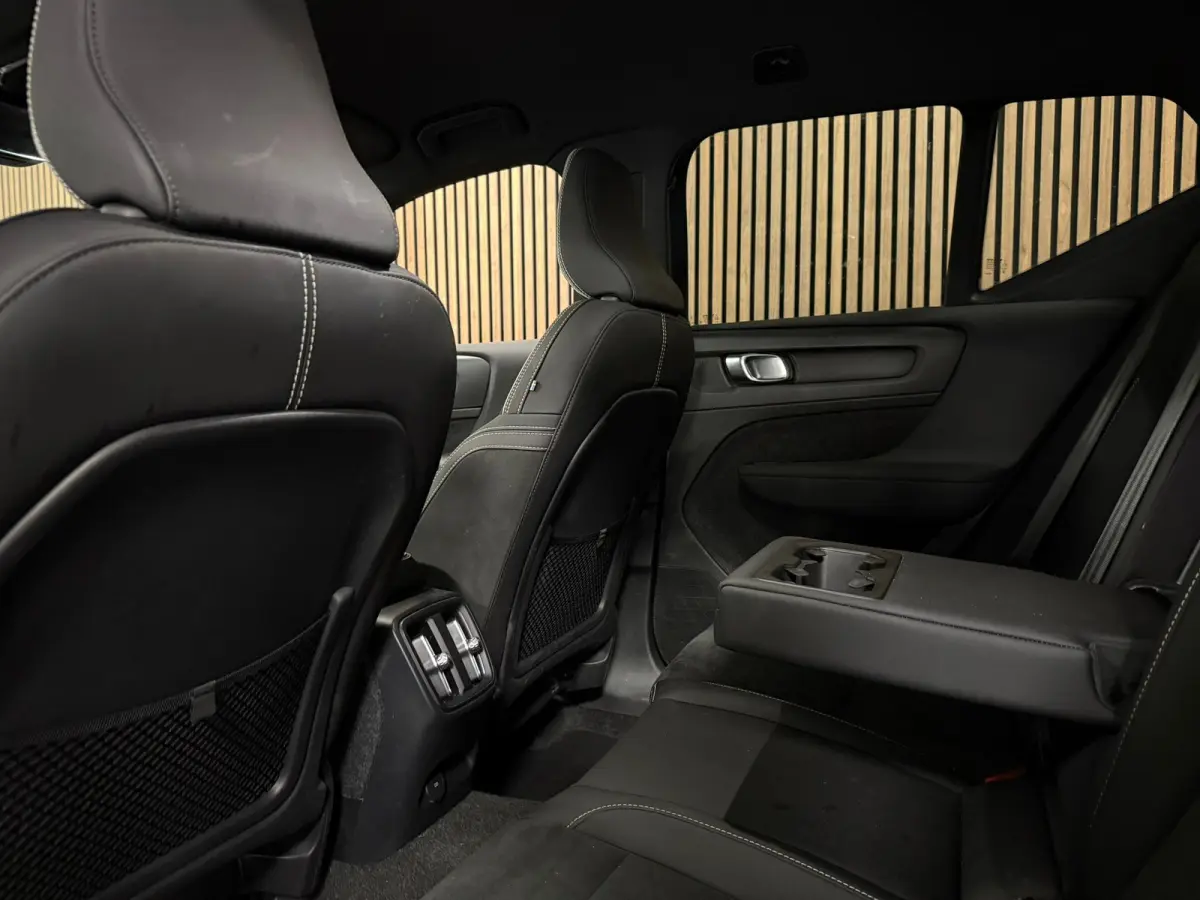 Plus 70 kWh | 96% SoH | All-season banden | Adaptieve Cruise Control | Stoel en Stuurwielverwarming | Parkeercamera | BLIS Blind Spot Information System | Pilot Assist | 19 Inch | R-Design m