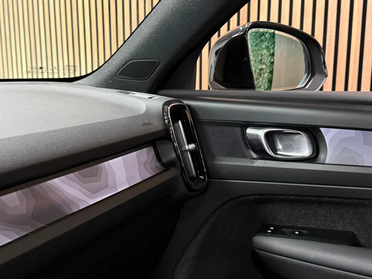 Plus 70 kWh | 96% SoH | All-season banden | Adaptieve Cruise Control | Stoel en Stuurwielverwarming | Parkeercamera | BLIS Blind Spot Information System | Pilot Assist | 19 Inch | R-Design m