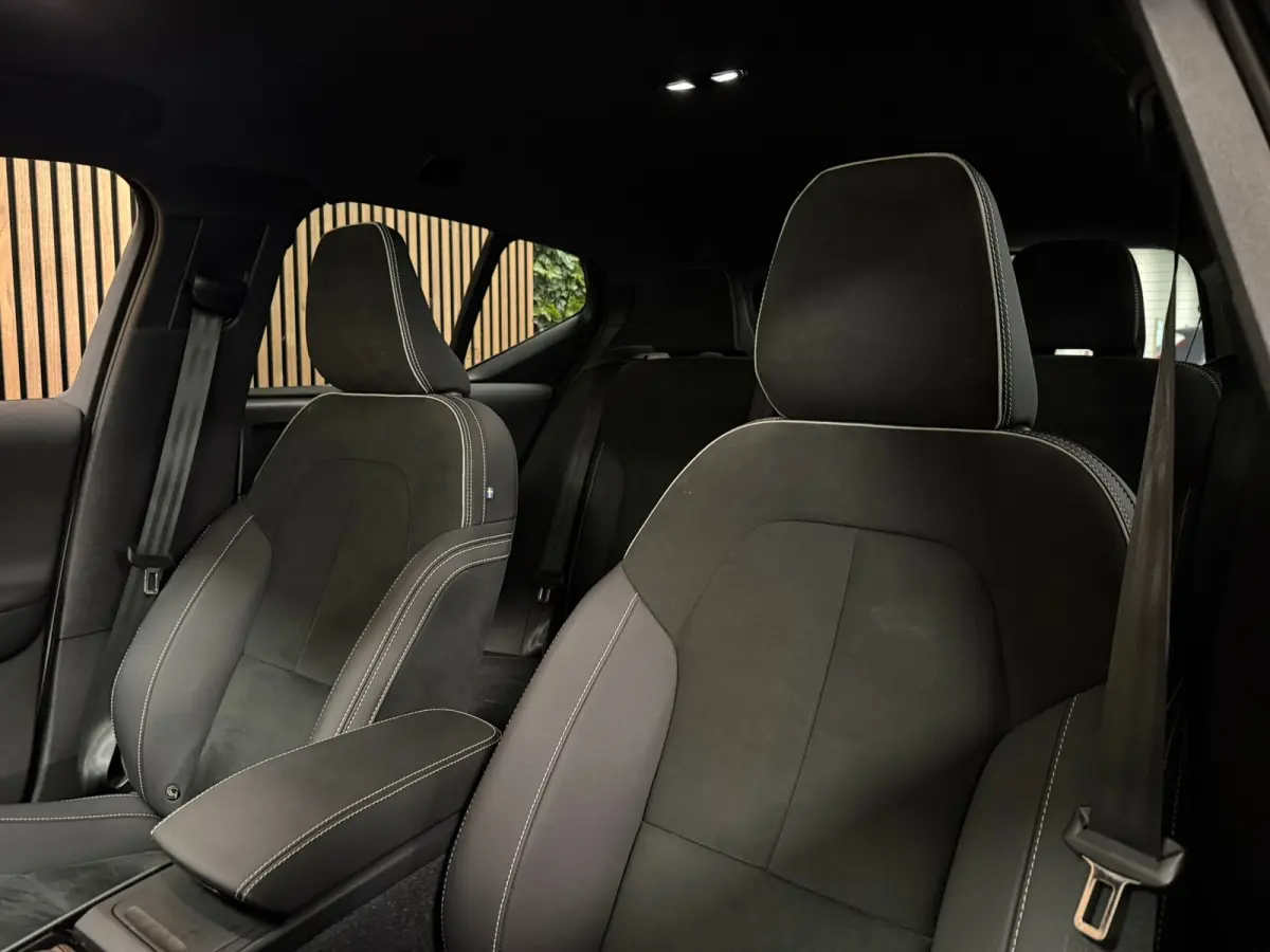 Plus 70 kWh | 96% SoH | All-season banden | Adaptieve Cruise Control | Stoel en Stuurwielverwarming | Parkeercamera | BLIS Blind Spot Information System | Pilot Assist | 19 Inch | R-Design m
