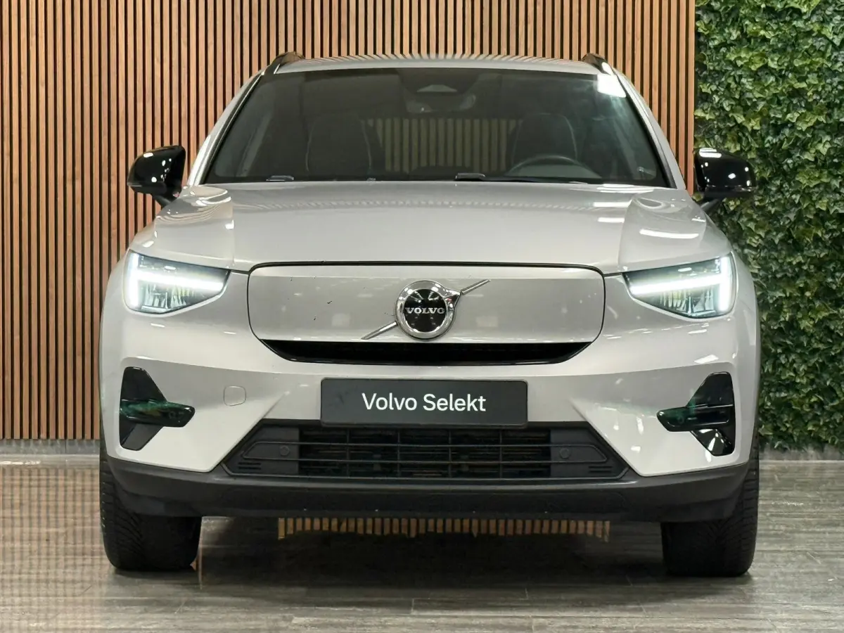 Plus 70 kWh | 96% SoH | All-season banden | Adaptieve Cruise Control | Stoel en Stuurwielverwarming | Parkeercamera | BLIS Blind Spot Information System | Pilot Assist | 19 Inch | R-Design m