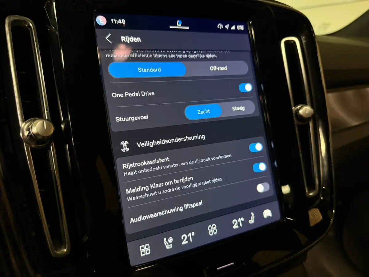 Plus 70 kWh | 96% SoH | All-season banden | Adaptieve Cruise Control | Stoel en Stuurwielverwarming | Parkeercamera | BLIS Blind Spot Information System | Pilot Assist | 19 Inch | R-Design m