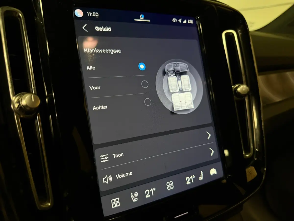 Plus 70 kWh | 96% SoH | All-season banden | Adaptieve Cruise Control | Stoel en Stuurwielverwarming | Parkeercamera | BLIS Blind Spot Information System | Pilot Assist | 19 Inch | R-Design m