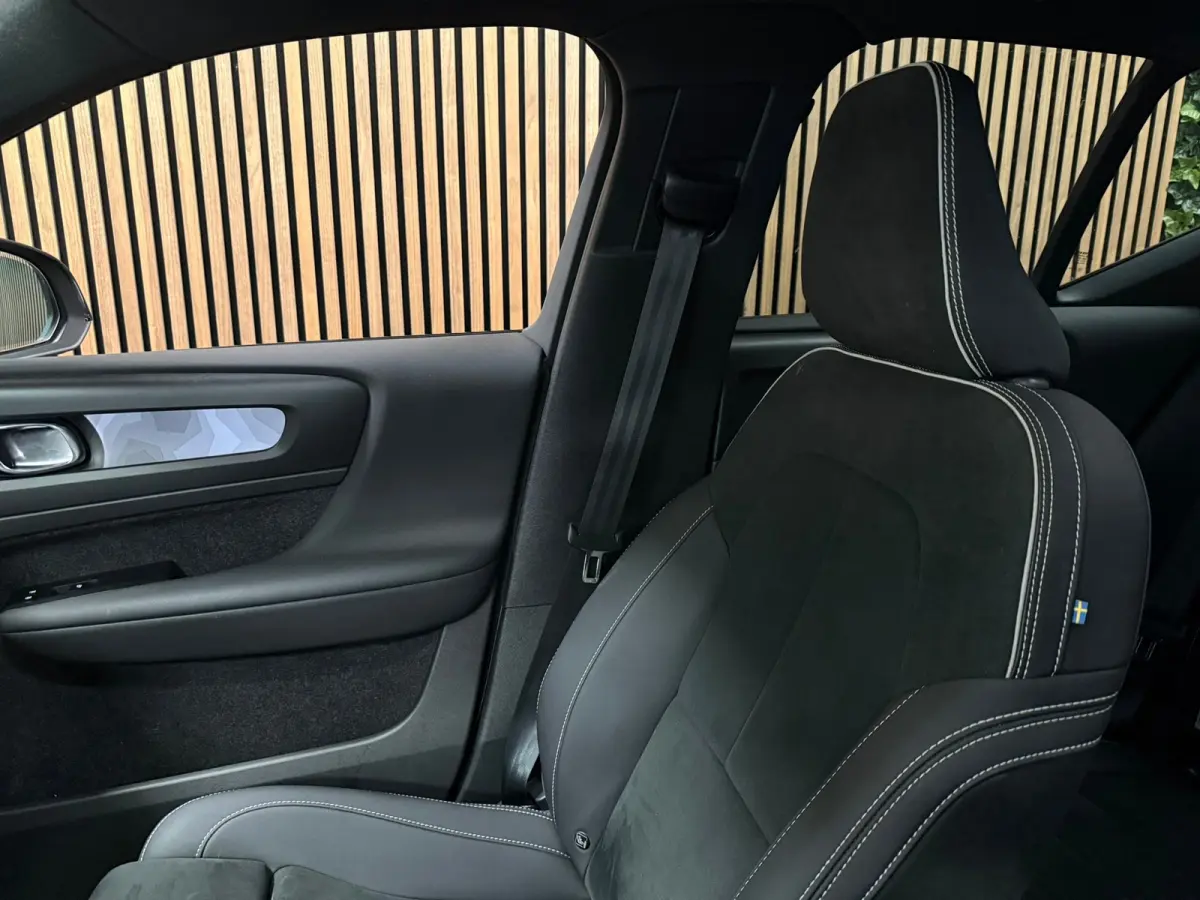 Plus 70 kWh | 96% SoH | All-season banden | Adaptieve Cruise Control | Stoel en Stuurwielverwarming | Parkeercamera | BLIS Blind Spot Information System | Pilot Assist | 19 Inch | R-Design m