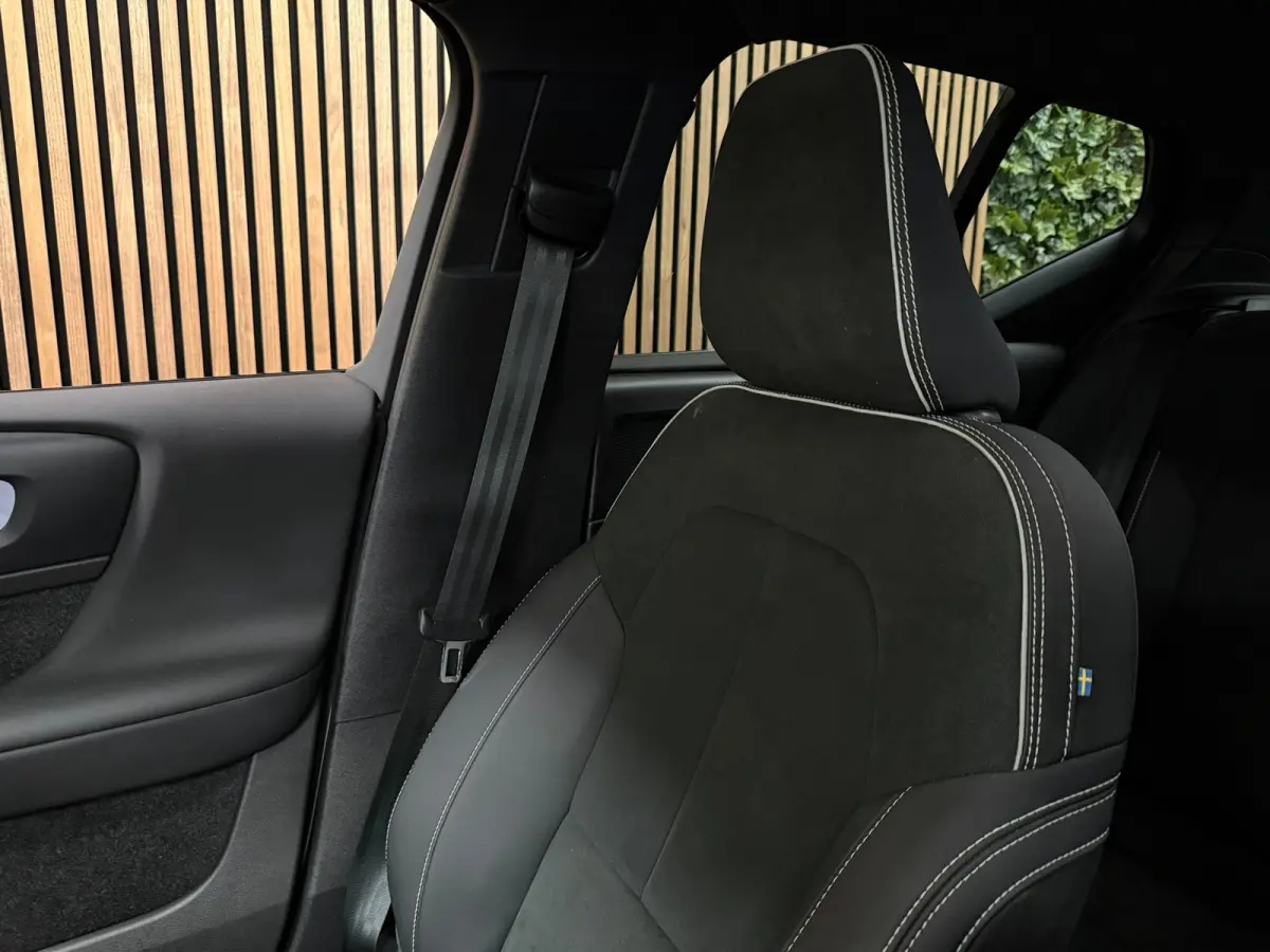 Plus 70 kWh | 96% SoH | All-season banden | Adaptieve Cruise Control | Stoel en Stuurwielverwarming | Parkeercamera | BLIS Blind Spot Information System | Pilot Assist | 19 Inch | R-Design m