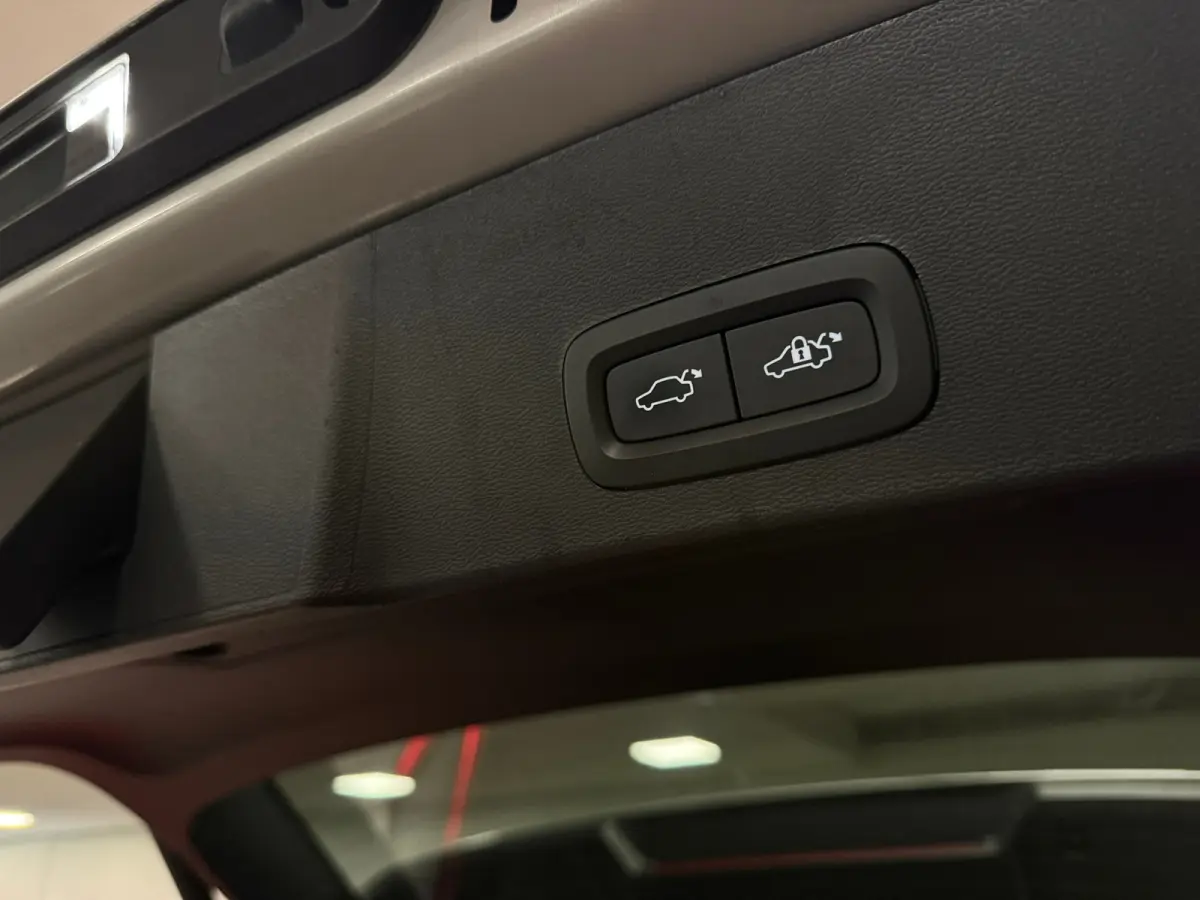 Plus 70 kWh | 96% SoH | All-season banden | Adaptieve Cruise Control | Stoel en Stuurwielverwarming | Parkeercamera | BLIS Blind Spot Information System | Pilot Assist | 19 Inch | R-Design m