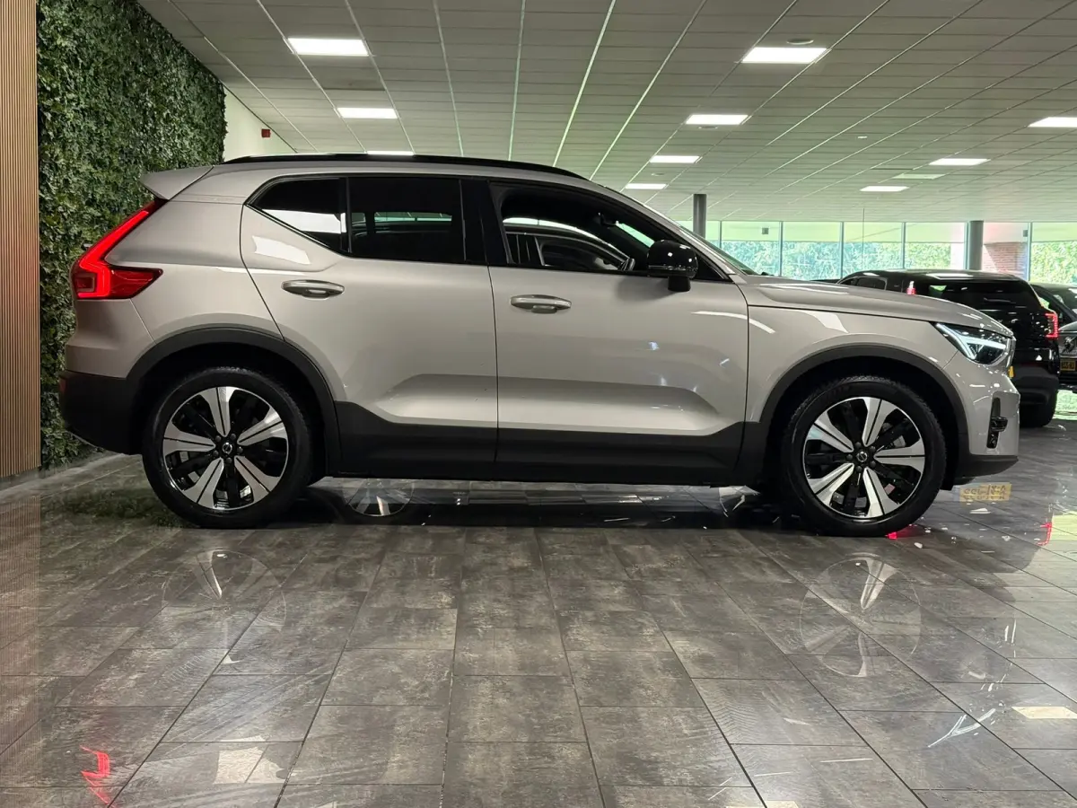 Plus 70 kWh | 96% SoH | All-season banden | Adaptieve Cruise Control | Stoel en Stuurwielverwarming | Parkeercamera | BLIS Blind Spot Information System | Pilot Assist | 19 Inch | R-Design m