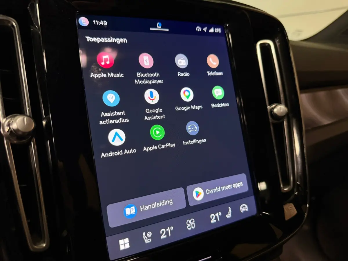 Plus 70 kWh | 96% SoH | All-season banden | Adaptieve Cruise Control | Stoel en Stuurwielverwarming | Parkeercamera | BLIS Blind Spot Information System | Pilot Assist | 19 Inch | R-Design m
