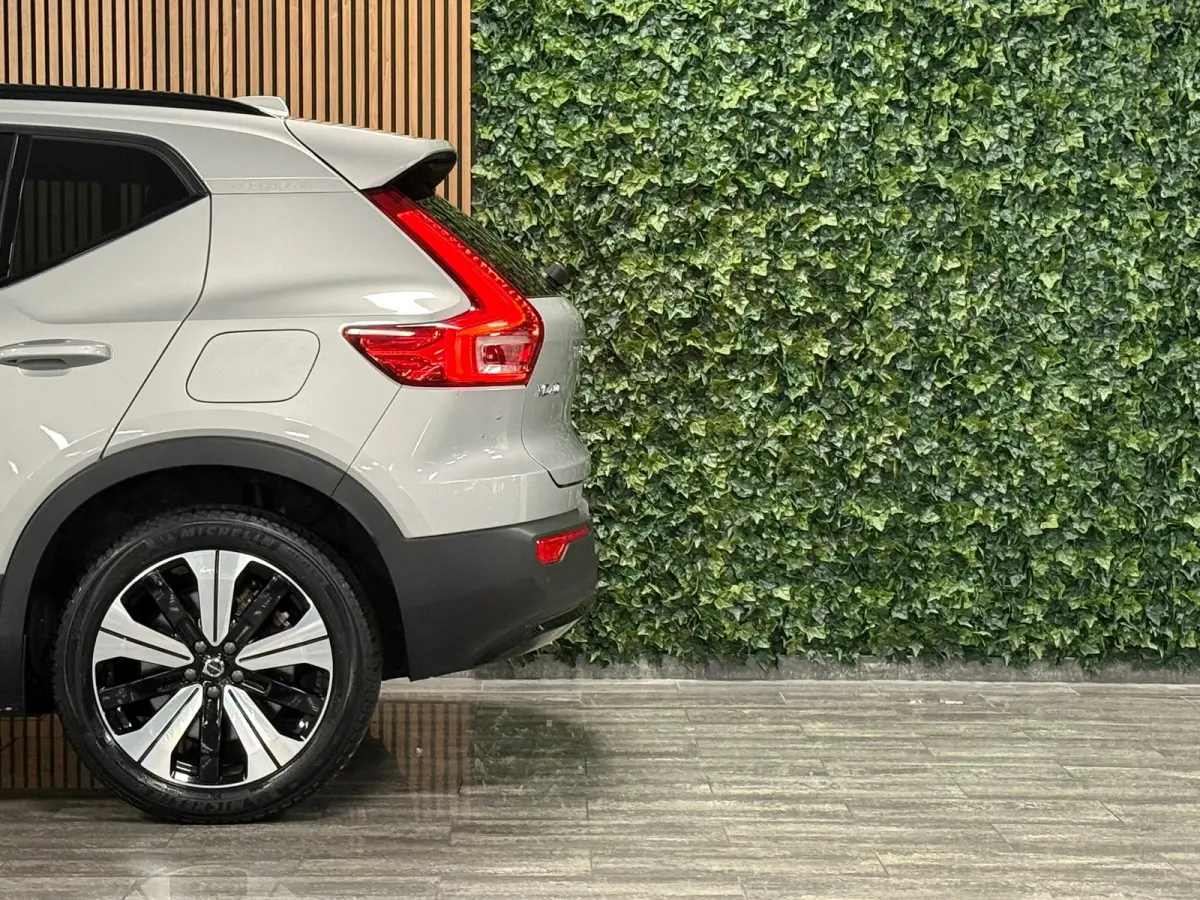 Plus 70 kWh | 96% SoH | All-season banden | Adaptieve Cruise Control | Stoel en Stuurwielverwarming | Parkeercamera | BLIS Blind Spot Information System | Pilot Assist | 19 Inch | R-Design m
