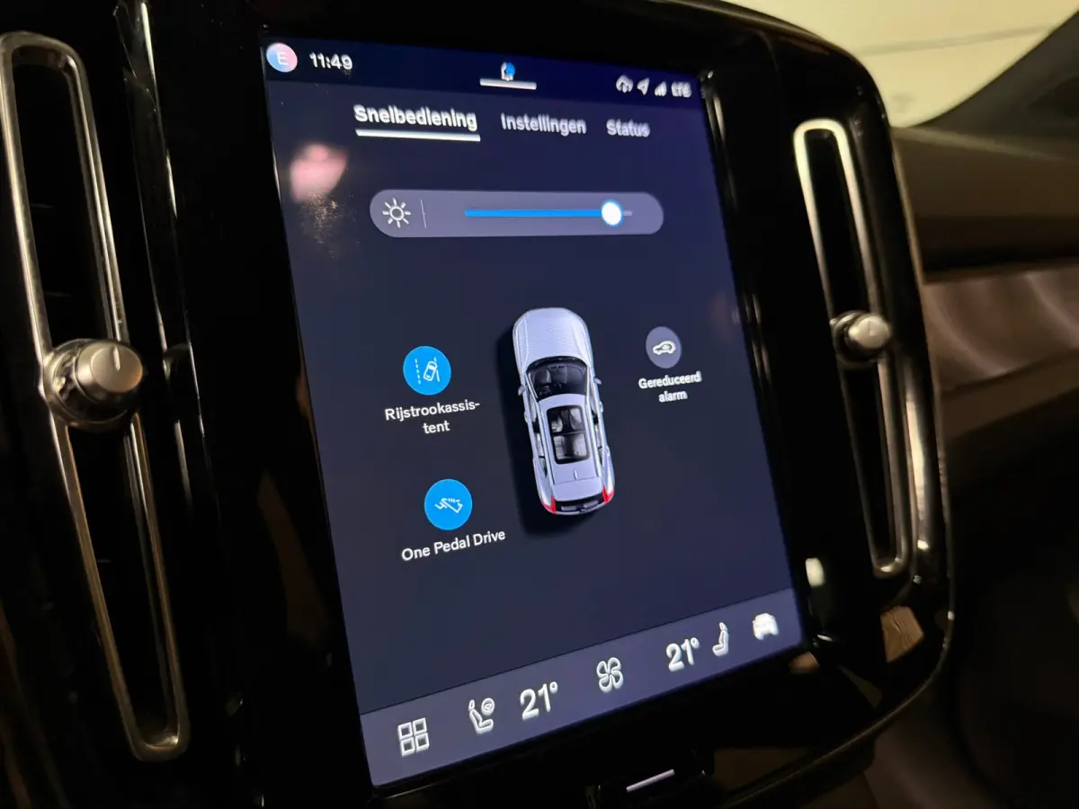 Plus 70 kWh | 96% SoH | All-season banden | Adaptieve Cruise Control | Stoel en Stuurwielverwarming | Parkeercamera | BLIS Blind Spot Information System | Pilot Assist | 19 Inch | R-Design m