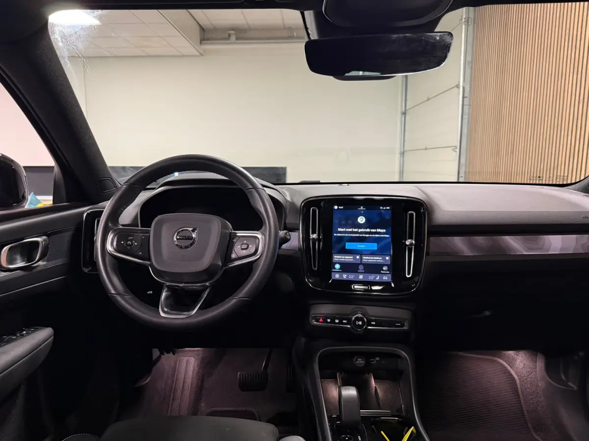 Plus 70 kWh | 96% SoH | All-season banden | Adaptieve Cruise Control | Stoel en Stuurwielverwarming | Parkeercamera | BLIS Blind Spot Information System | Pilot Assist | 19 Inch | R-Design m