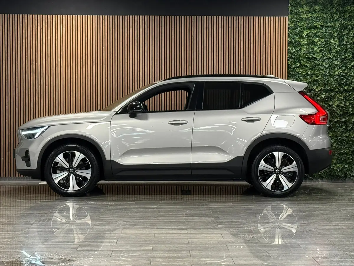 Plus 70 kWh | 96% SoH | All-season banden | Adaptieve Cruise Control | Stoel en Stuurwielverwarming | Parkeercamera | BLIS Blind Spot Information System | Pilot Assist | 19 Inch | R-Design m