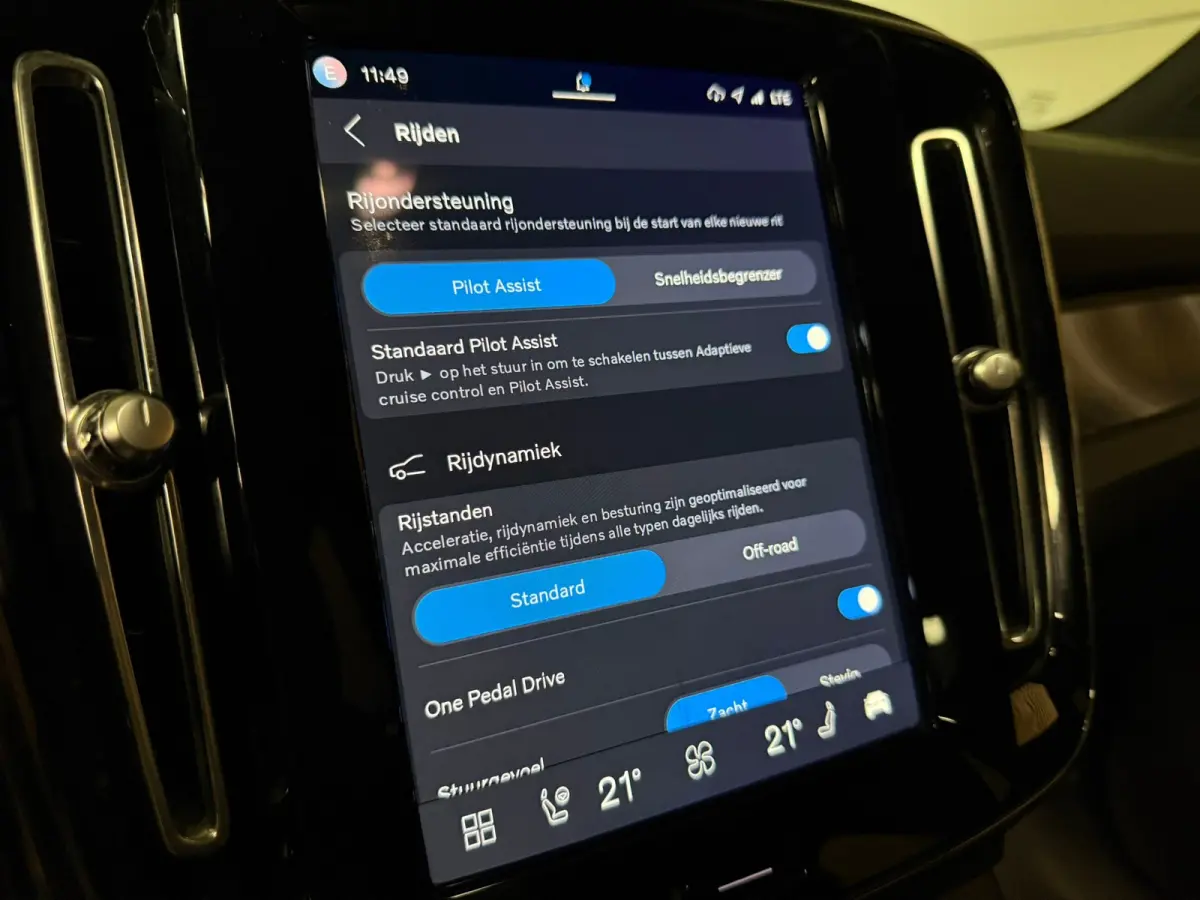 Plus 70 kWh | 96% SoH | All-season banden | Adaptieve Cruise Control | Stoel en Stuurwielverwarming | Parkeercamera | BLIS Blind Spot Information System | Pilot Assist | 19 Inch | R-Design m