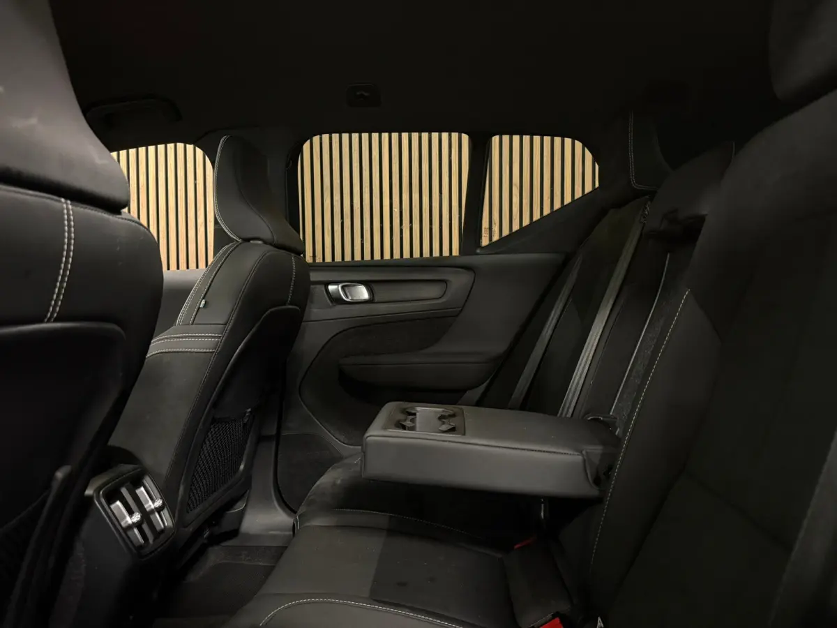 Plus 70 kWh | 96% SoH | All-season banden | Adaptieve Cruise Control | Stoel en Stuurwielverwarming | Parkeercamera | BLIS Blind Spot Information System | Pilot Assist | 19 Inch | R-Design m