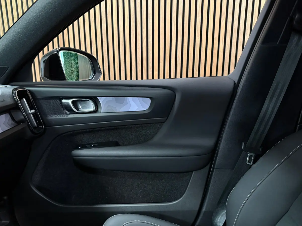 Plus 70 kWh | 96% SoH | All-season banden | Adaptieve Cruise Control | Stoel en Stuurwielverwarming | Parkeercamera | BLIS Blind Spot Information System | Pilot Assist | 19 Inch | R-Design m