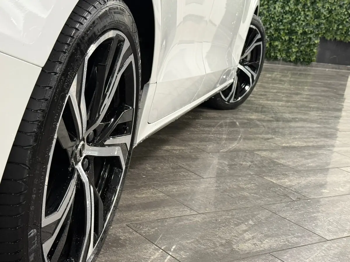 T8 AWD Recharge Ultra Dark | Trekhaak | 360 Camera | Schuifdak | 455pk | Crystal White | Head-Up Display | Harman Kardon | Adaptieve Cruise Control | Stoelverwarming voor+achter | Stuurwielv