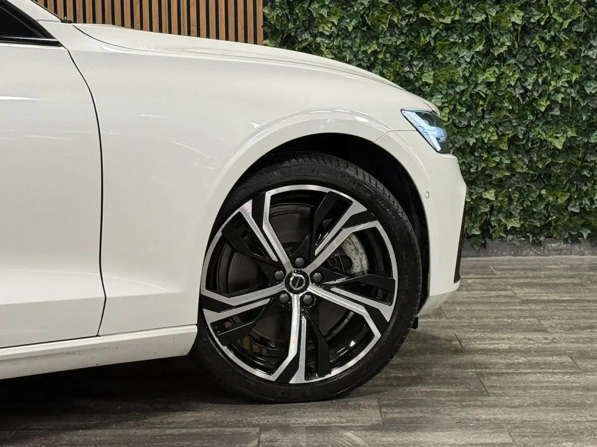T8 AWD Recharge Ultra Dark | Trekhaak | 360 Camera | Schuifdak | 455pk | Crystal White | Head-Up Display | Harman Kardon | Adaptieve Cruise Control | Stoelverwarming voor+achter | Stuurwielv