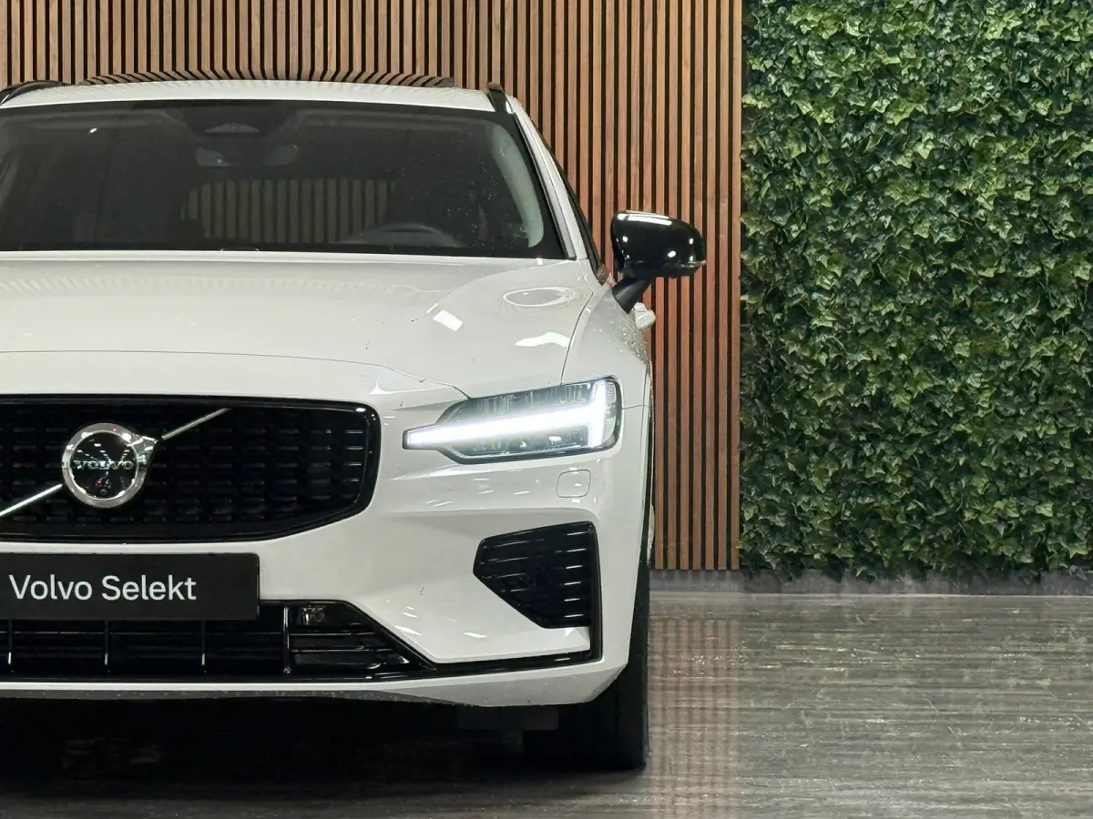 T8 AWD Recharge Ultra Dark | Trekhaak | 360 Camera | Schuifdak | 455pk | Crystal White | Head-Up Display | Harman Kardon | Adaptieve Cruise Control | Stoelverwarming voor+achter | Stuurwielv