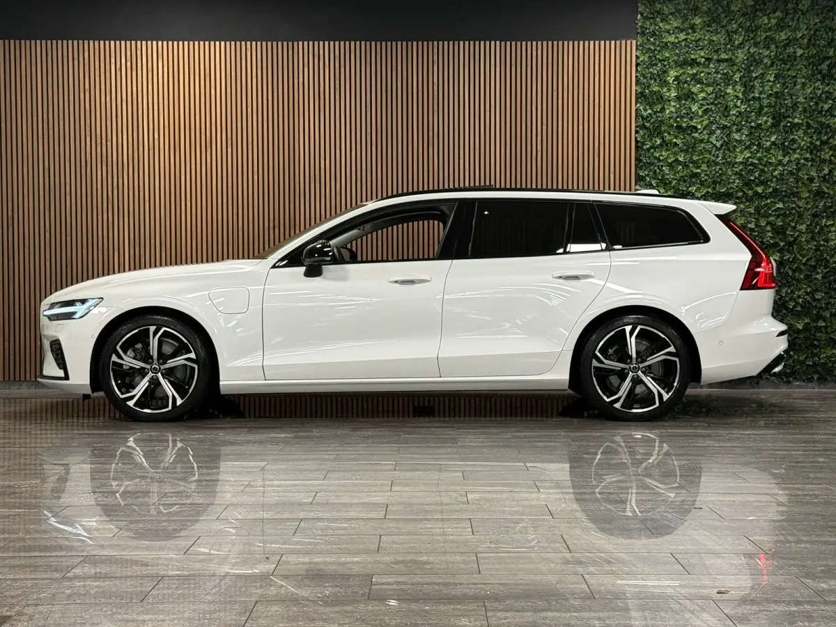 T8 AWD Recharge Ultra Dark | Trekhaak | 360 Camera | Schuifdak | 455pk | Crystal White | Head-Up Display | Harman Kardon | Adaptieve Cruise Control | Stoelverwarming voor+achter | Stuurwielv